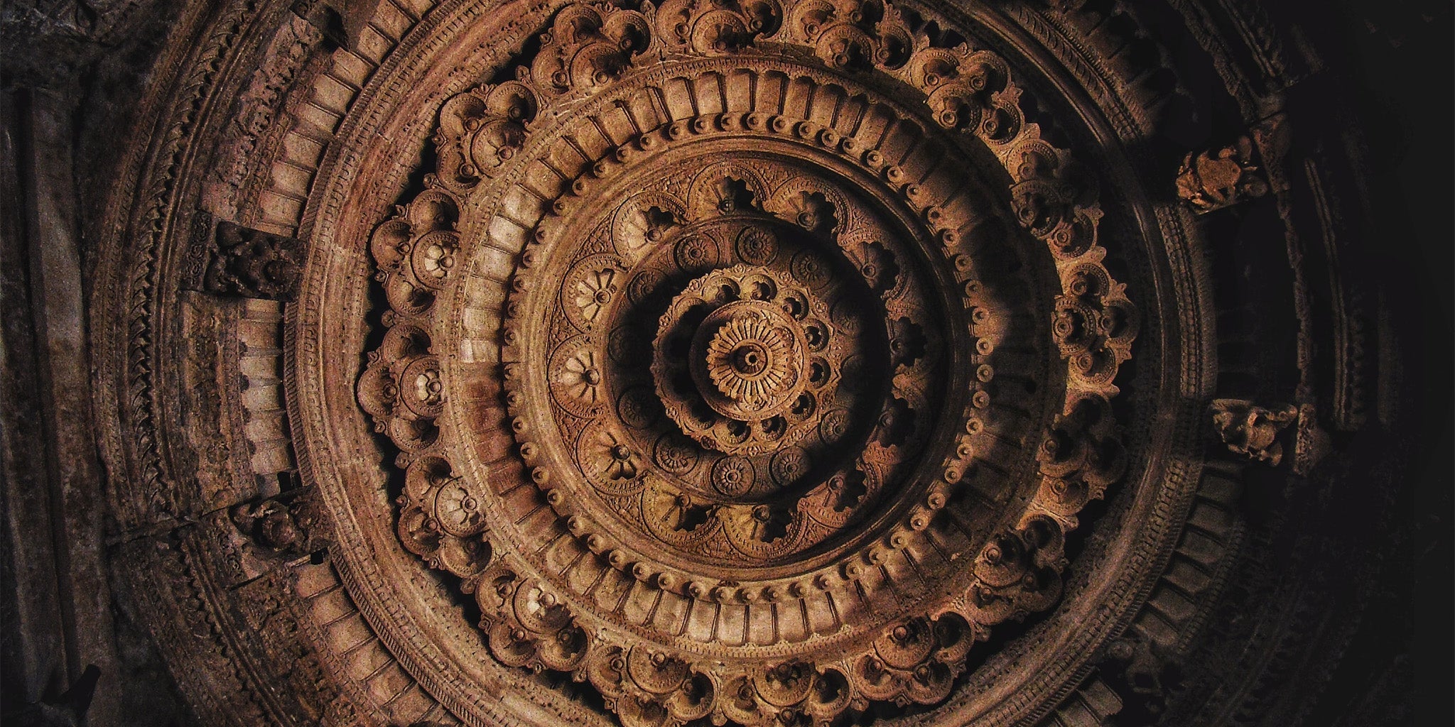 India FW24 | Un caleidoscopio di emozioni